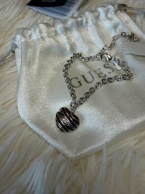 GUESS Heart Charm Chain Bracelet Silver-Tone Cable Link UBB21598–S